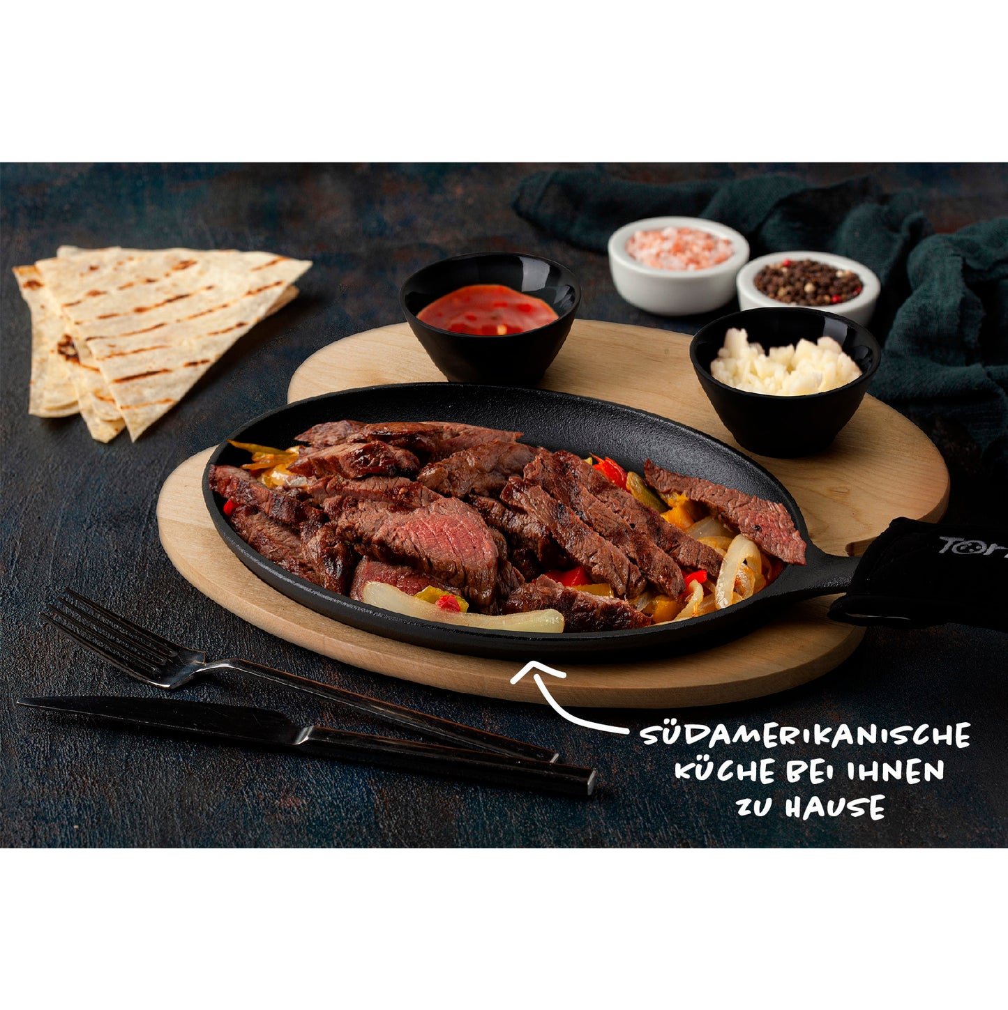 25 cm Fajita Pfannen Set aus Gusseise inkl. Serviertablett aus Holz + 2 Keramik Dipschalen